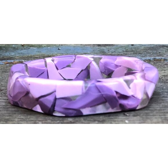 Vintage Faceted Hexagonal Y2K Confetti Lucite Bracelet Shades of Purple in Clear - Picture 3 of 6